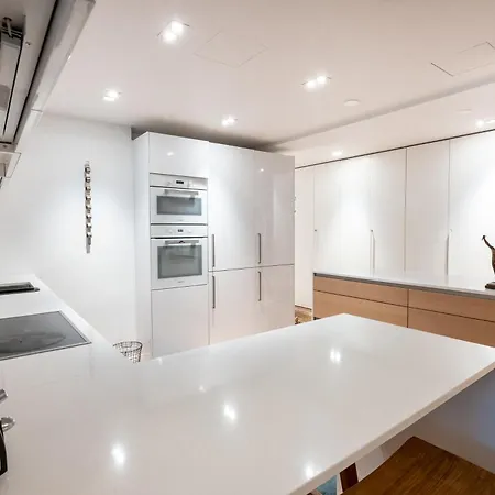 Apartmán -- 2ndhomes Gorgeous And Modern 2br With Balcony --