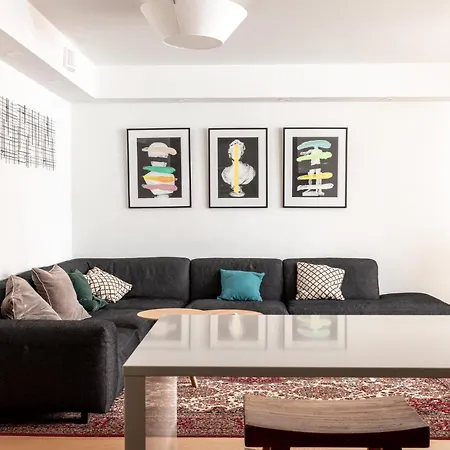 Apartment -- 2ndhomes Gorgeous And Modern 2br With Balcony -- *