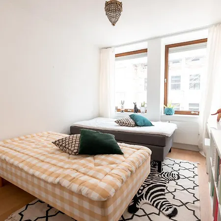 Apartment -- 2ndhomes Gorgeous And Modern 2br With Balcony --