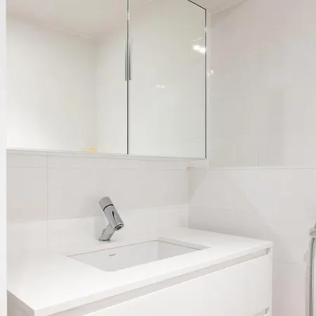 -- 2ndhomes Gorgeous And Modern 2br With Balcony -- Apartment